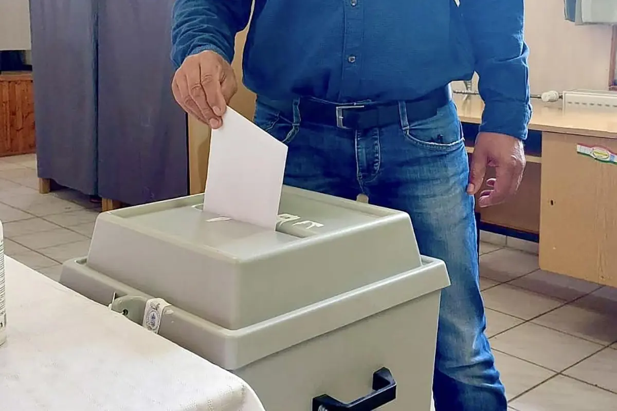 A harmadik billegő körzet is a Tisza javára dőlt el, már 140 mandátumnál tartanak Magyar Péterék