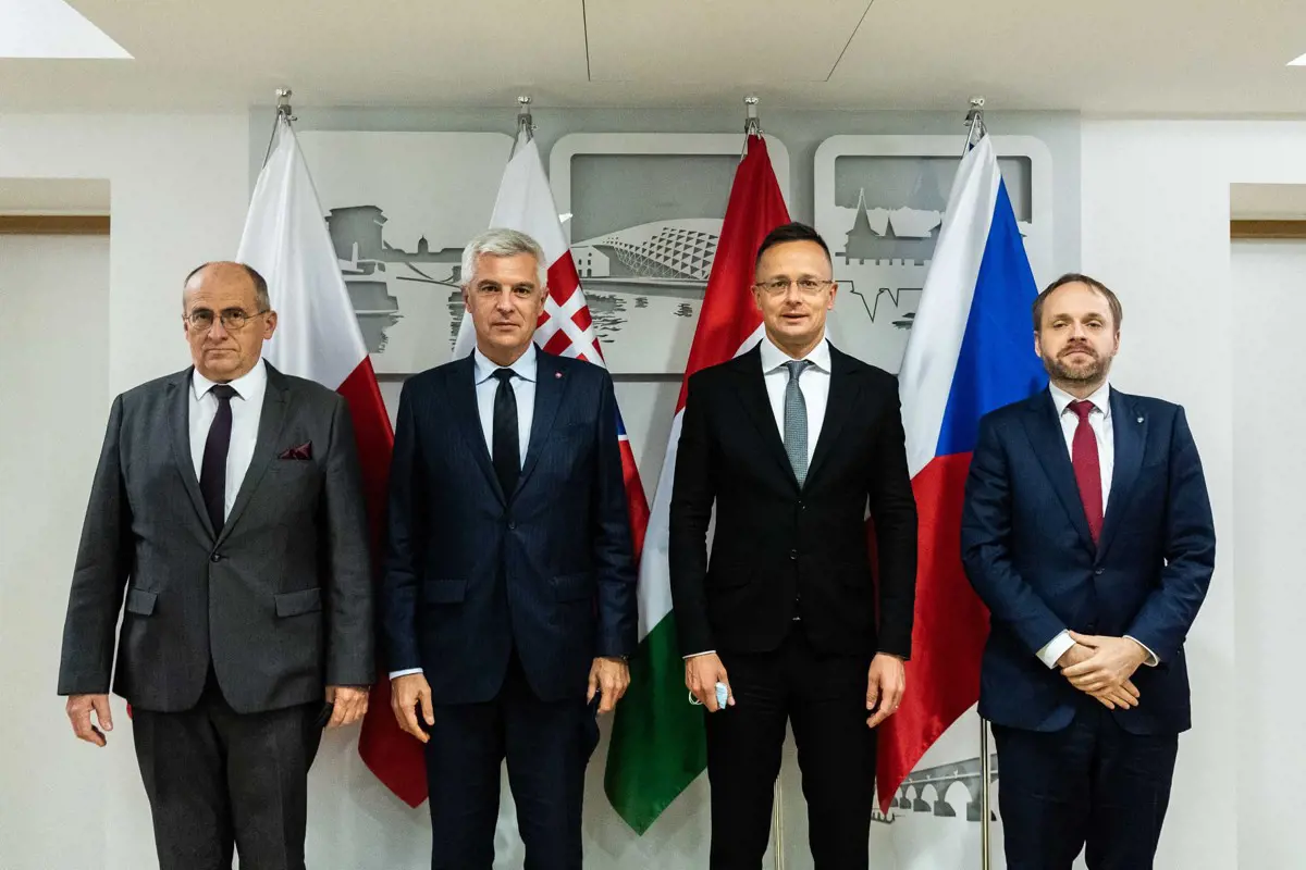 Szijjártó: hősiesen védik a lengyelek az EU külső határát, a visegrádi országok készek segíteni, ha kell