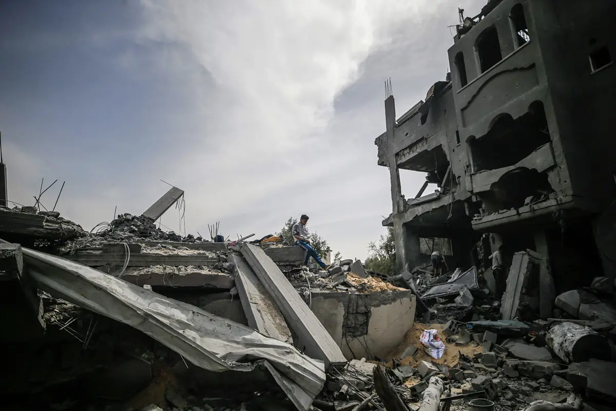 Hárman megsebesültek egy merényletben Izraelben, Gázában folytatódtak a hadműveletek, sok áldozat