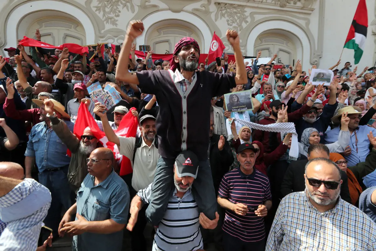 Több ezren tüntettek demokráciát követelve az államháztartási válsággal küszködő Tunézia fővárosában