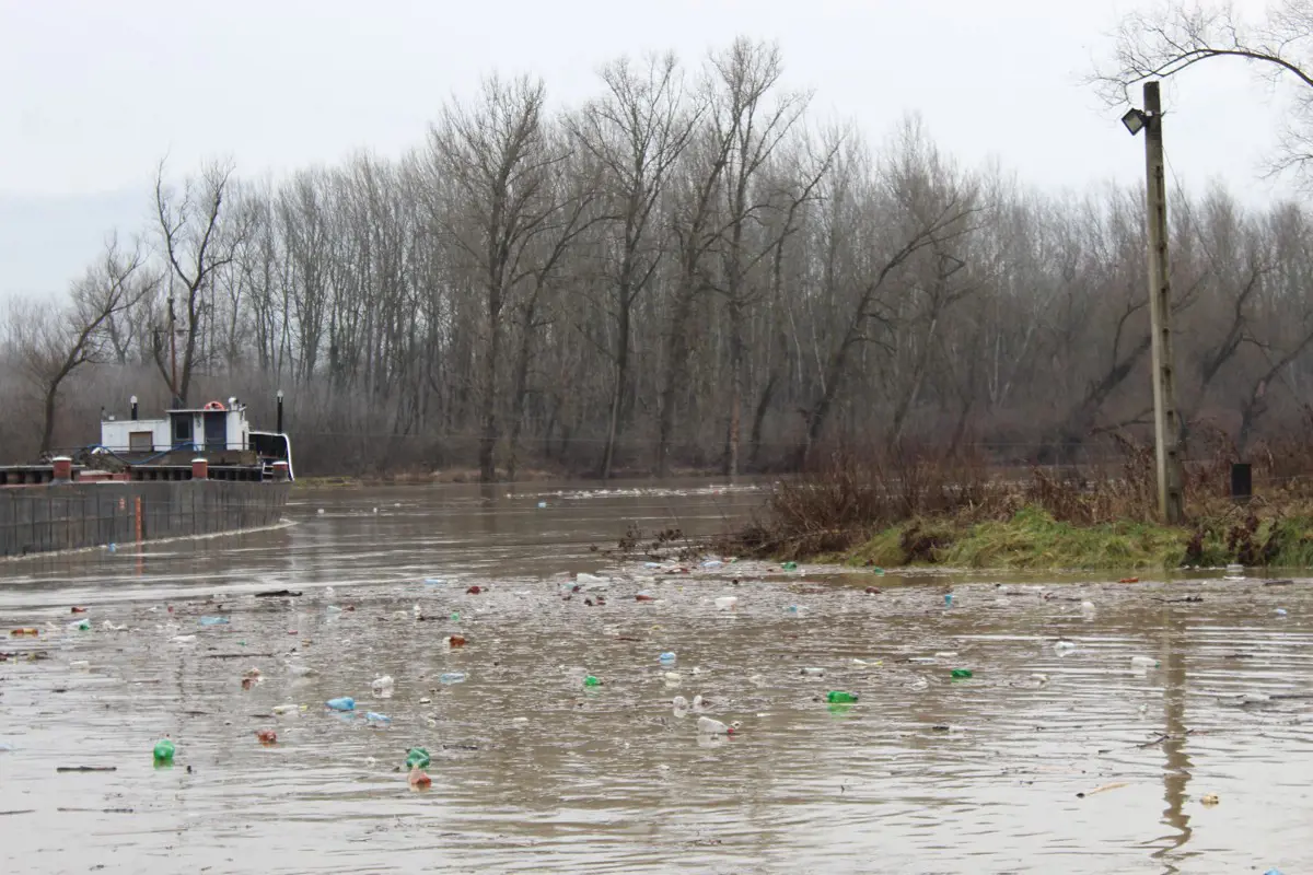 Az Orbán-kormány tehetetlensége is hozzájárult ahhoz, hogy a Tiszán érkező ukrán és román szemét folyamatosan szennyezi a folyót