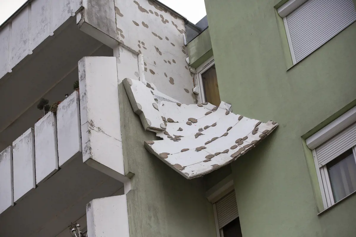 Alig fogta ragasztó a panelház szigetelését Nagykanizsán, le is tépte az erős szél