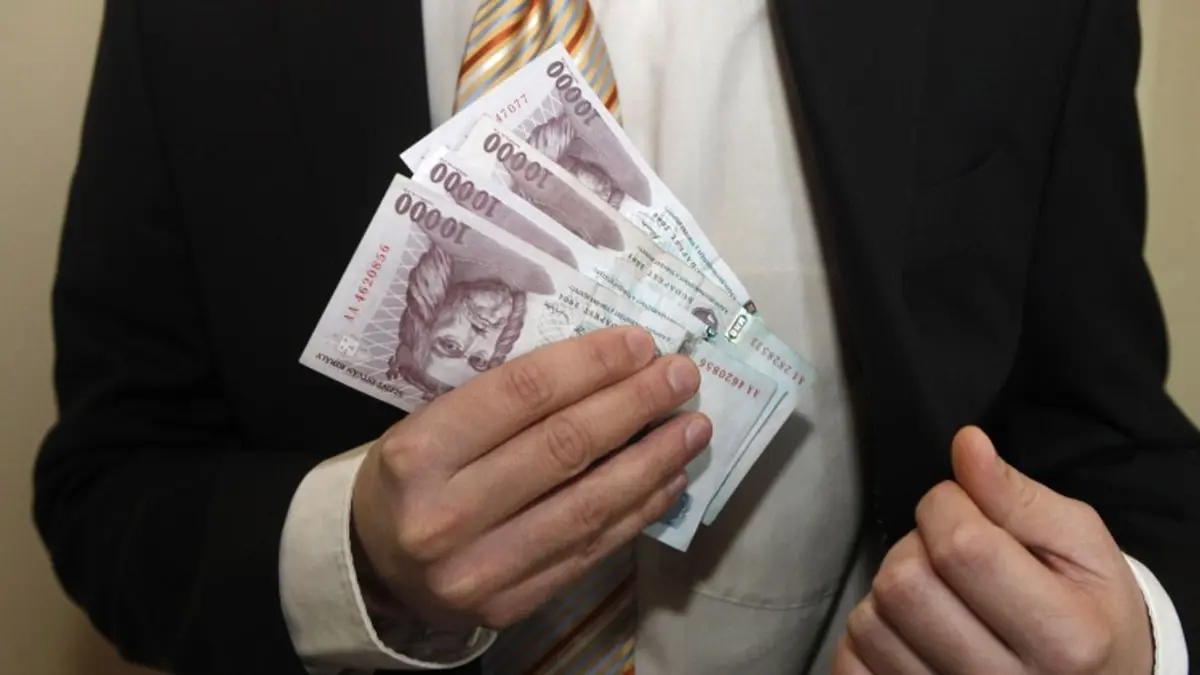 A nyugdíjak 3,2, a miniszteri fizetések 9,8 százalékkal nőttek