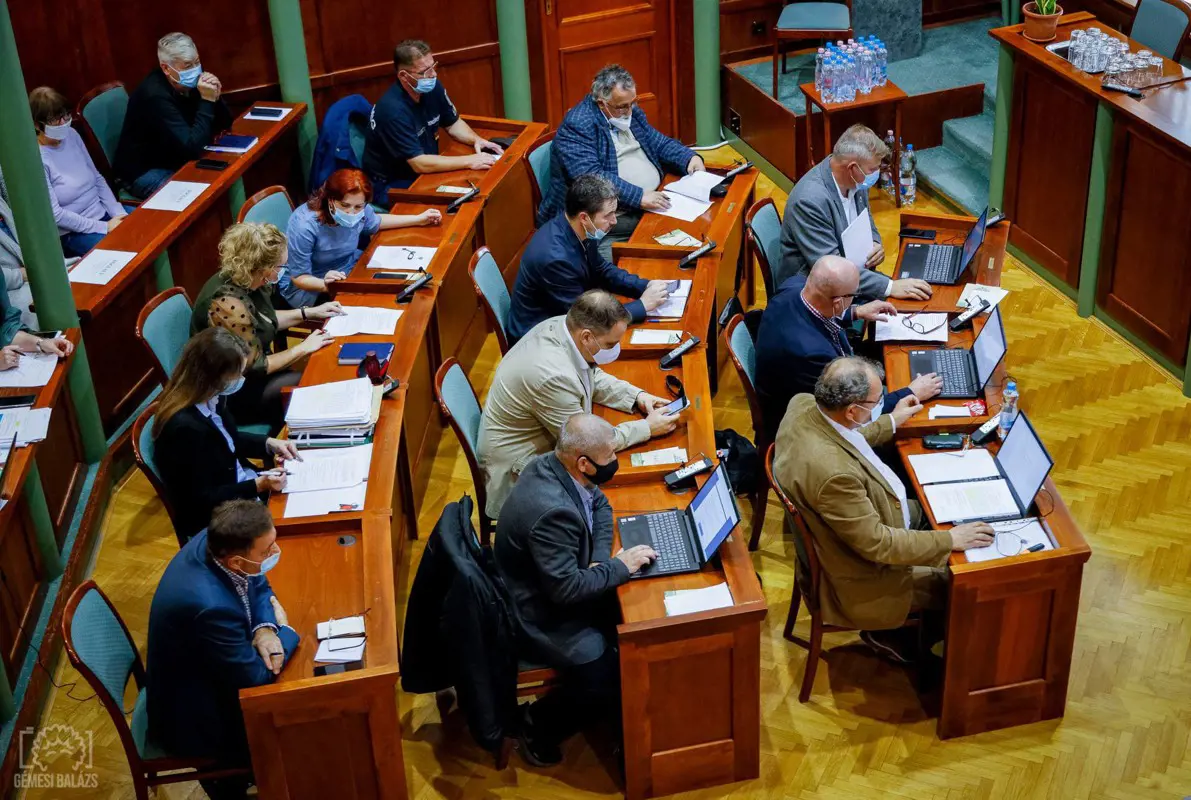 Fideszes törvényt megszegve korlátozza a nyilvánosságot a jászberényi Fidesz