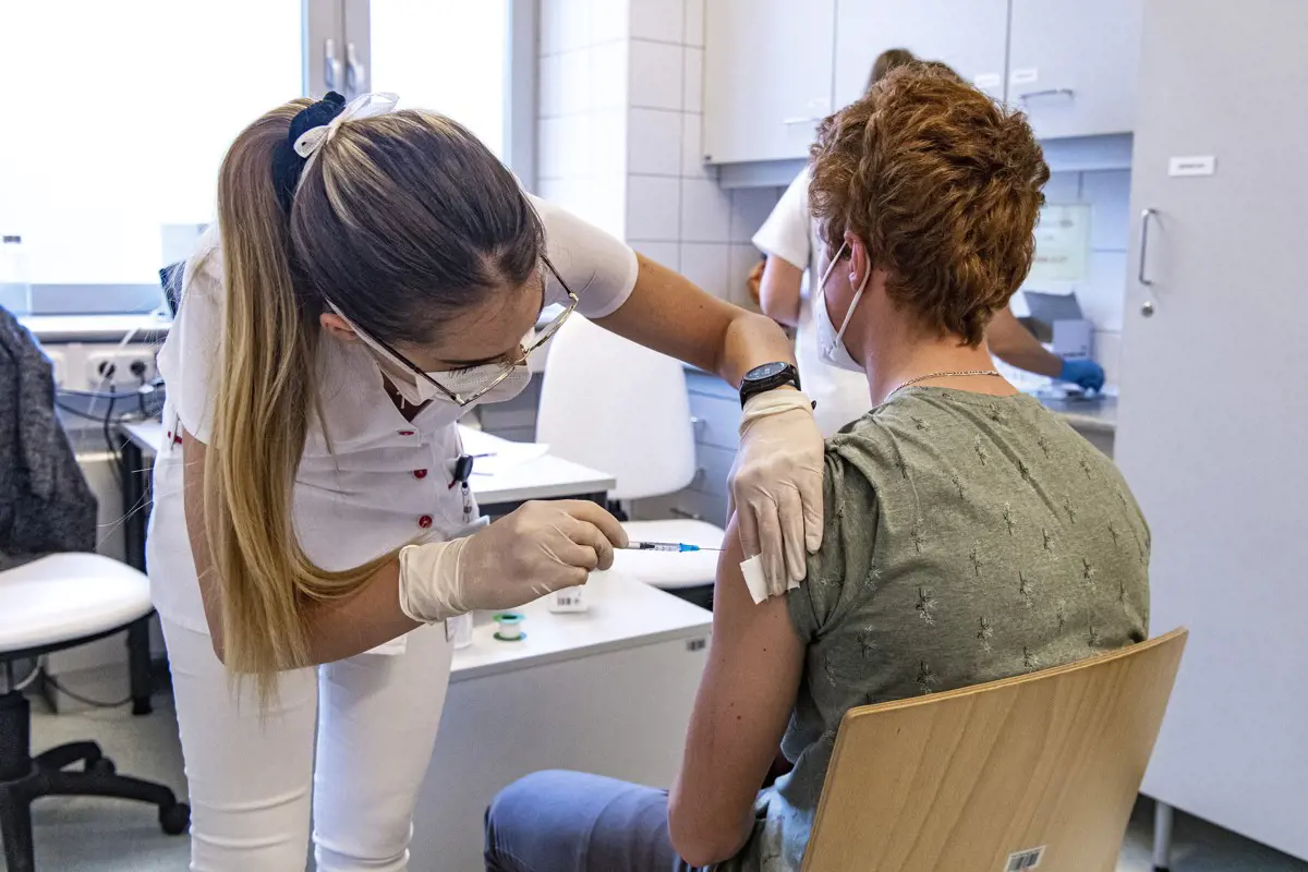 Szlávik: nem a védőoltások miatt mutálódik a vírus