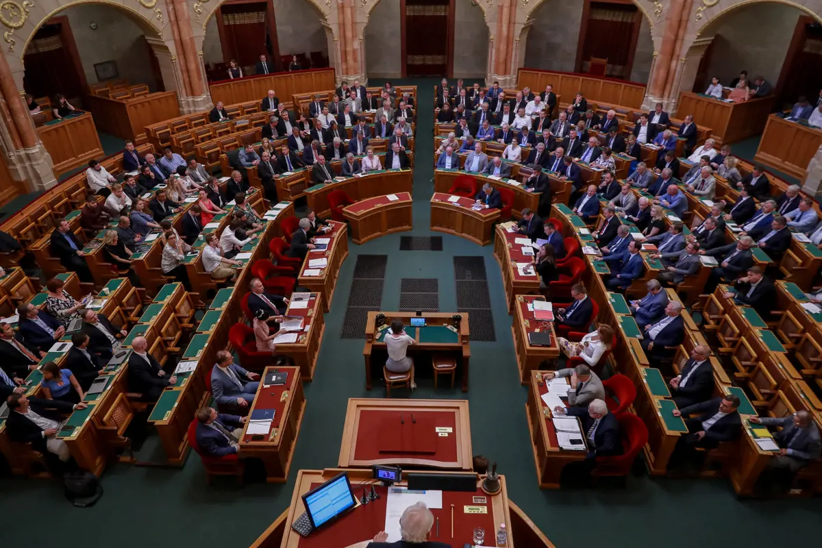 Rezsi, kata, áfa – rendkívüli parlamenti ülést akart az ellenzék, a Fidesz elkaszálta