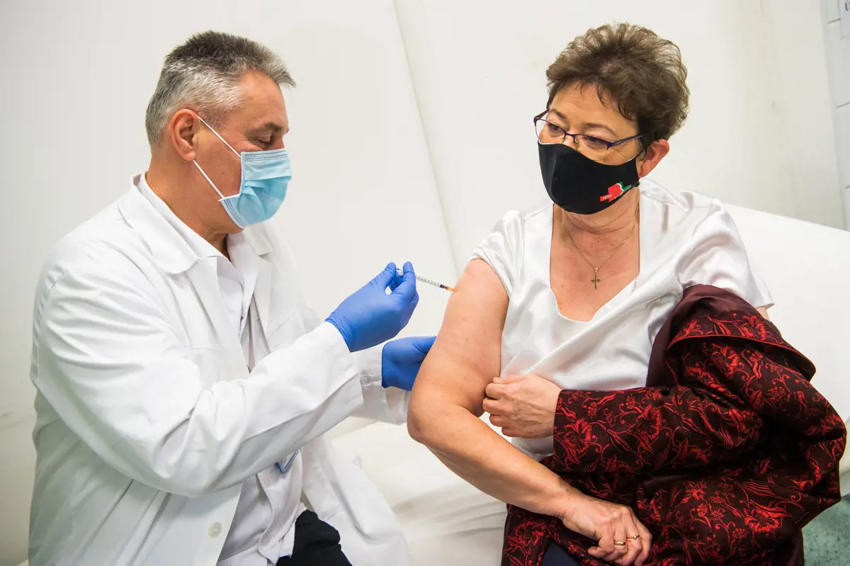 Müller Cecília szerint azt az időst, aki kétszer Pfizert kapott, harmadszorra már a kínai vakcinával oltsák be