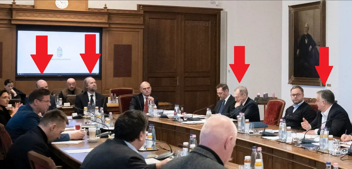 Orbán épp kihallgatja a Pedagógus Kar elnökét, de Rogán közben az asztal alatt matat