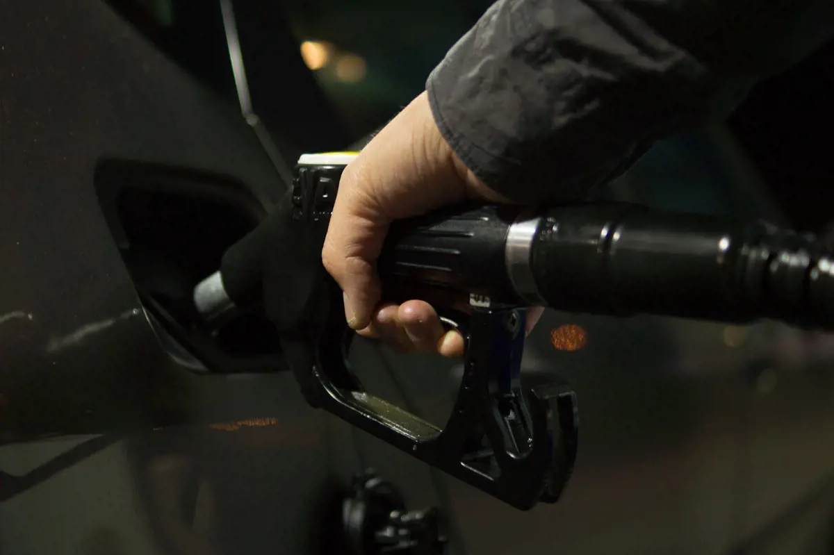Egy kicsit megint jobb lesz autóval közlekedni: szerdától négy forinttal lejjebb megy a benzin ára