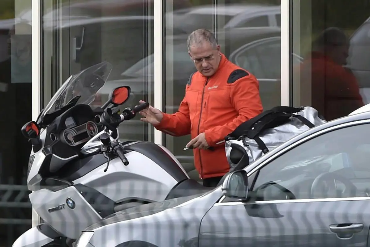 Újabb régi motoros hagyja ott a parlamentet