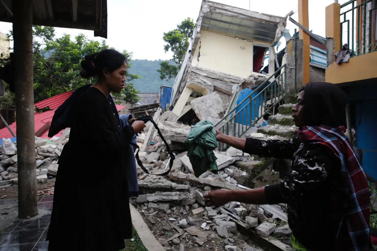 Több százra nőtt az indonéziai földrengés áldozatainak száma