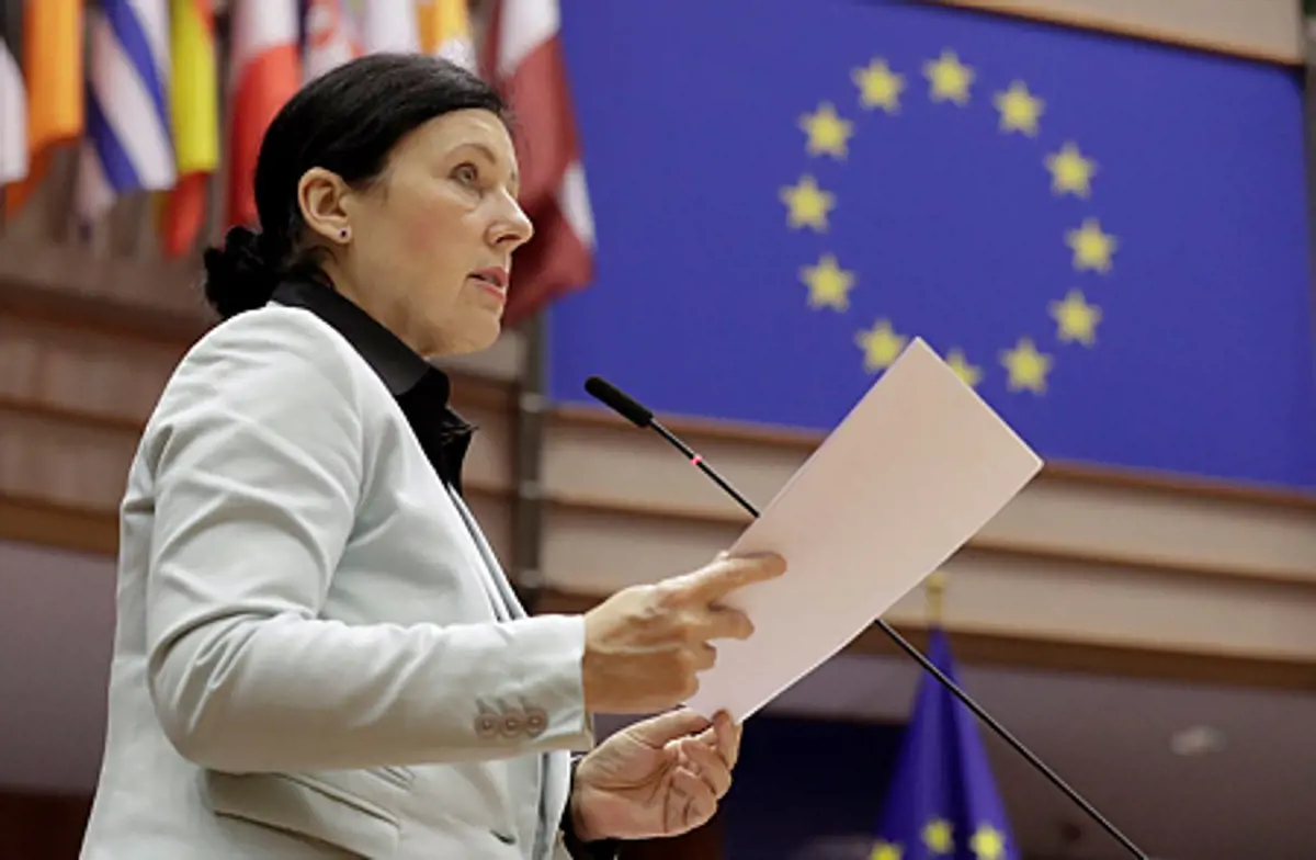 Jourová: Ha kell, Brüsszel jelentős összegeket tart majd vissza Budapesttől és Varsótól