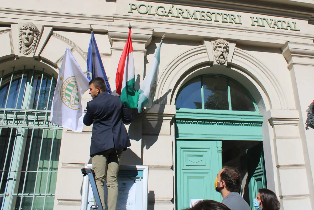 Baranyi Krisztina nélkül is kikerült a Fradi-zászló a ferencvárosi önkormányzatra