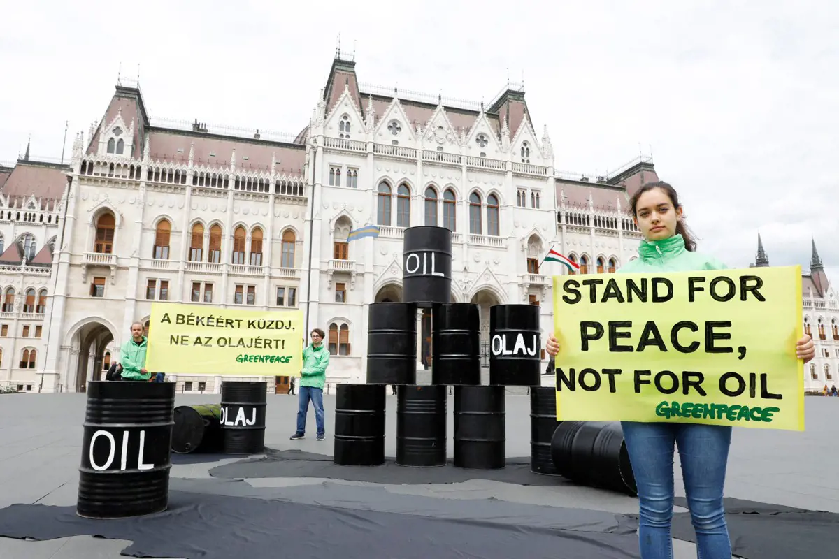 Greenpeace: Olajoshordókkal tüntettek az orosz olaj és gáz ellen a parlament előtt