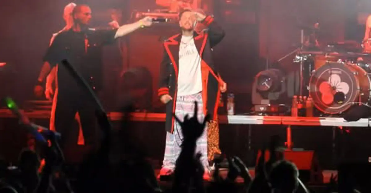 Erőszakos performansz vagy geg: „Fejbelőtték” Majkát mint miniszterelnököt a színpadon