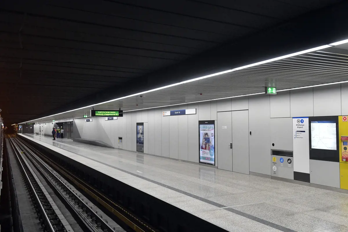 M3-as metró: Átadták a Deák Ferenc tér és a Ferenciek tere megújult állomásait