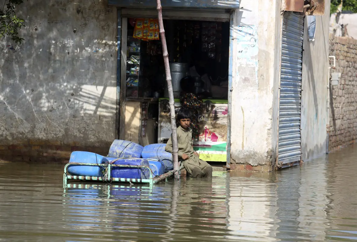 Már több mint ötszáz gyerek halt meg Pakisztánban az áradások miatt