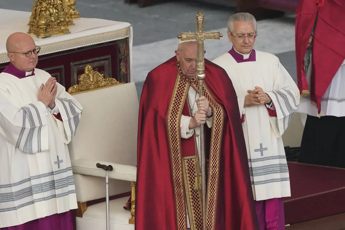 Ferenc pápa végső búcsút vett XVI. Benedektől