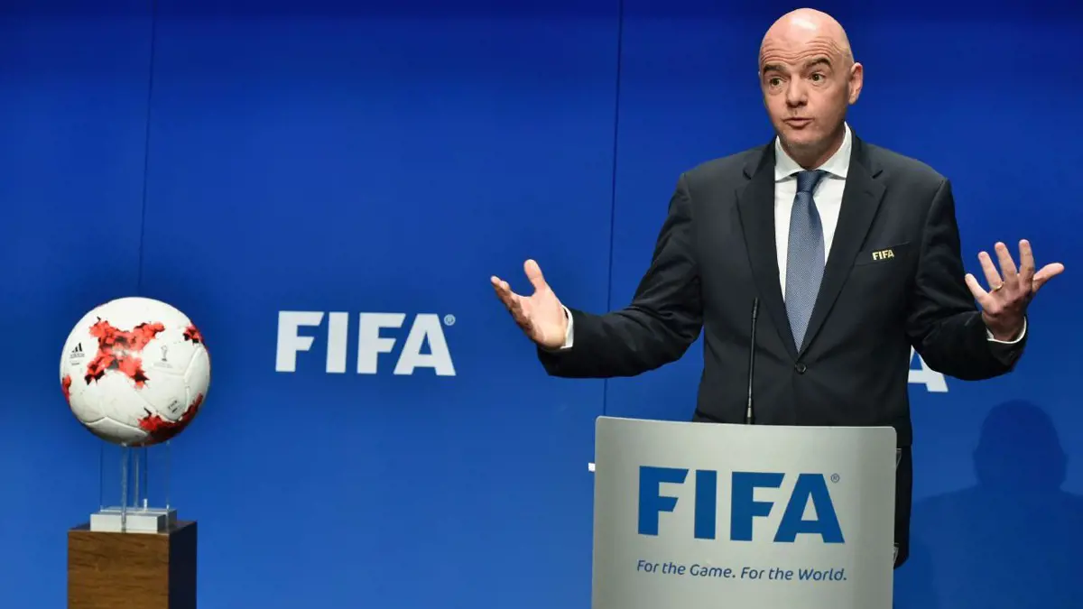 A FIFA elnöke arról beszélt, hogy végre sikerült maguk mögött hagyni a korrupciót, majd másnap letartóztatták az alelnököt korrupciós váddal