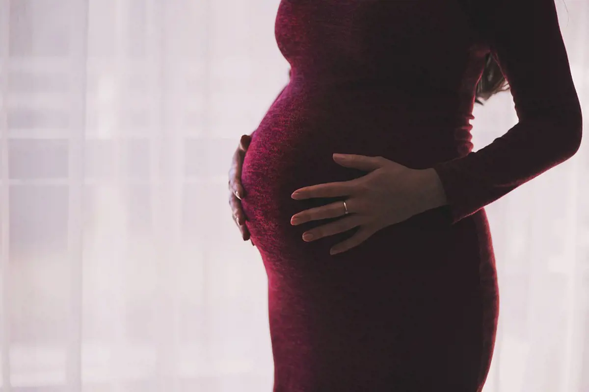 „Ismétlődő szülés veszélye” miatt nem dolgozhatott tovább az állami intézménynél egy anyuka