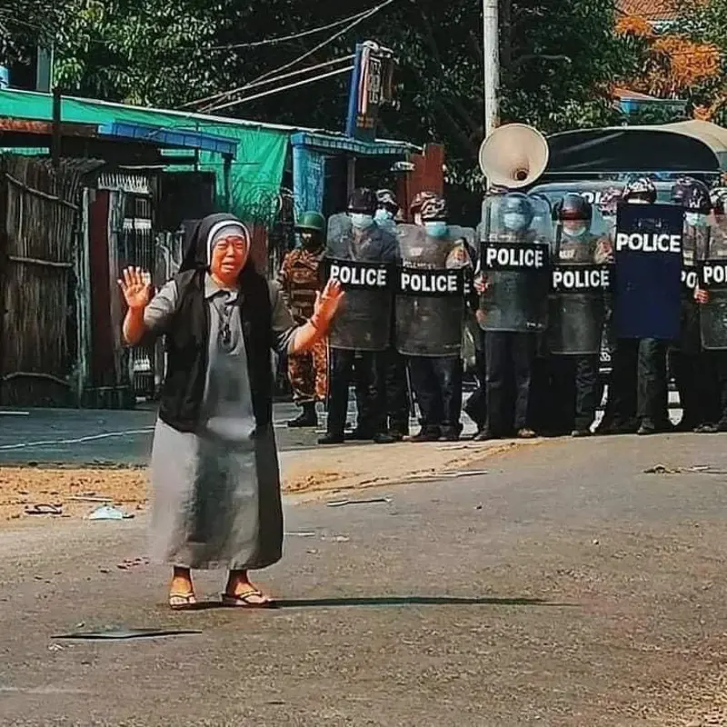 Mianmarban a rendőrök könnygázzal és füstgránáttal oszlatják a tüntetőket