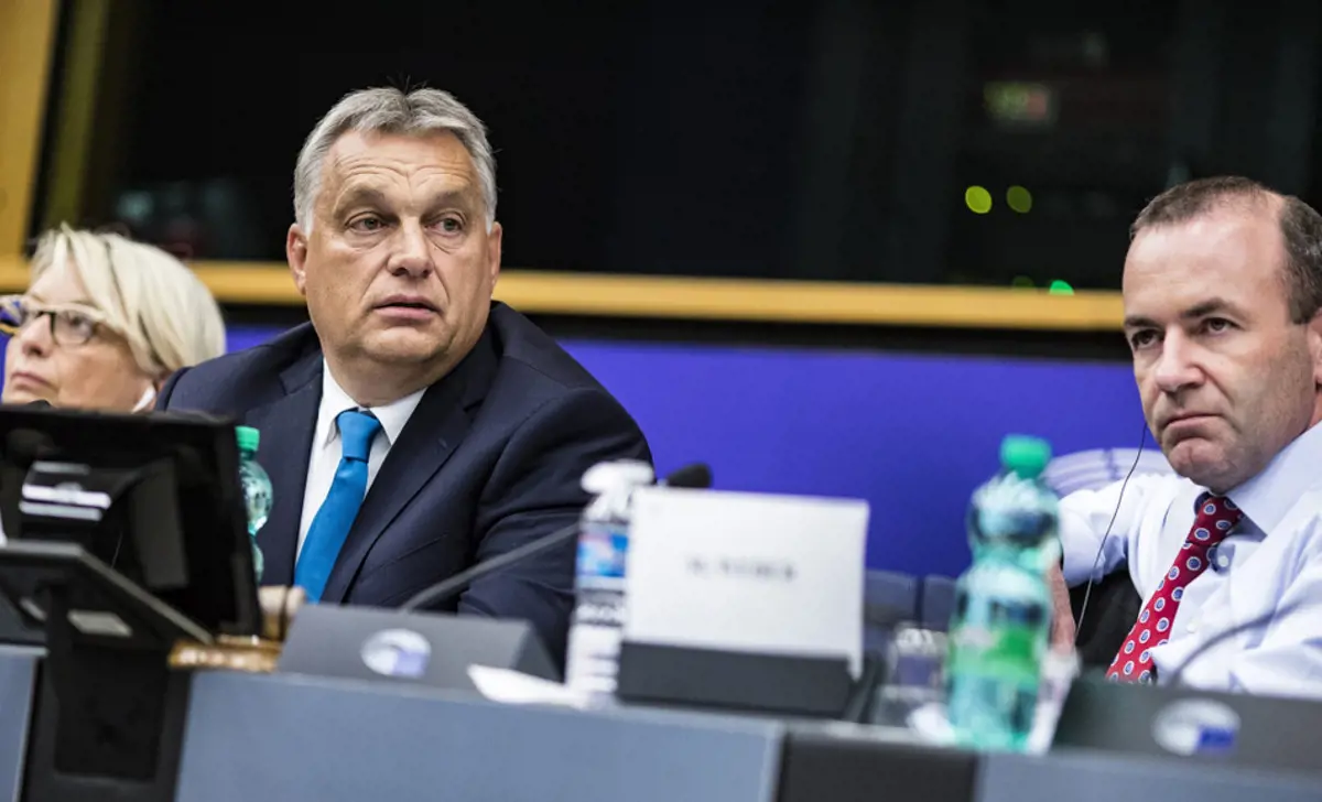 Amíg a Néppárt határozatlan, addig Orbán lábbal fogja tiporni a jogállamiságot