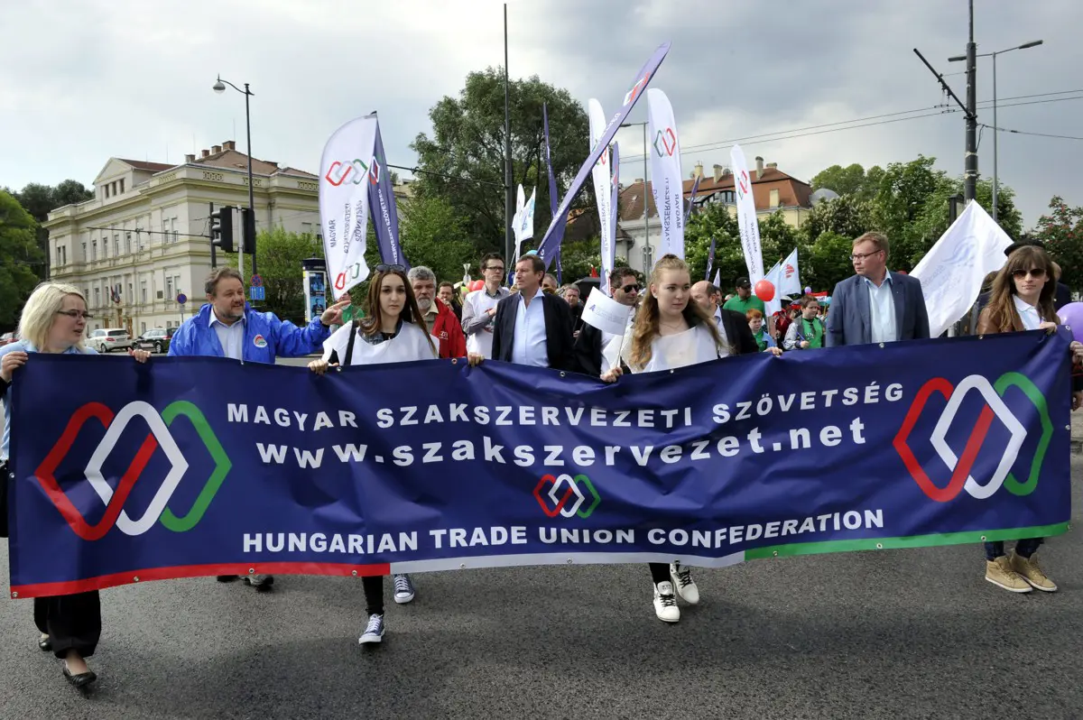 A Magyar Szakszervezeti Szövetség szerint elkerülhetetlen az évközi minimálbér-emelés
