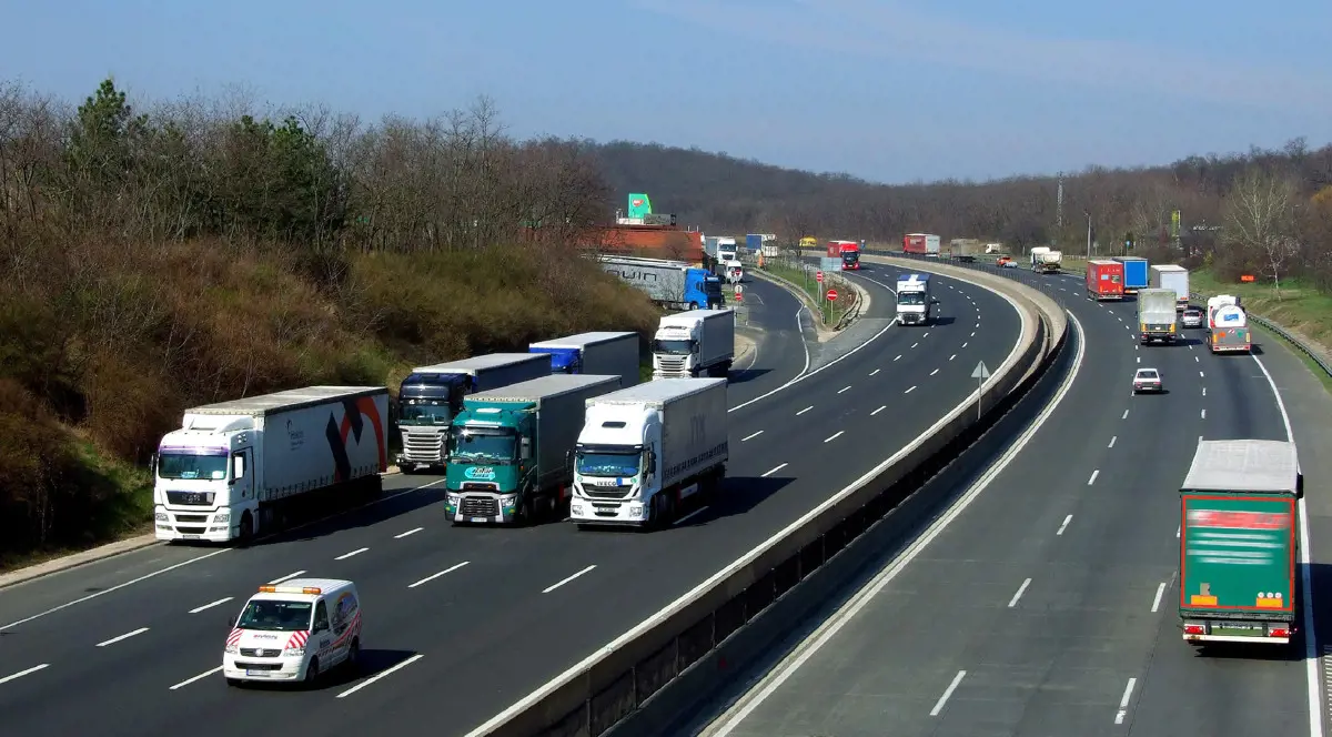 Június végéig fuvarozási engedély nélkül közlekedhetnek az ukrán teherautók