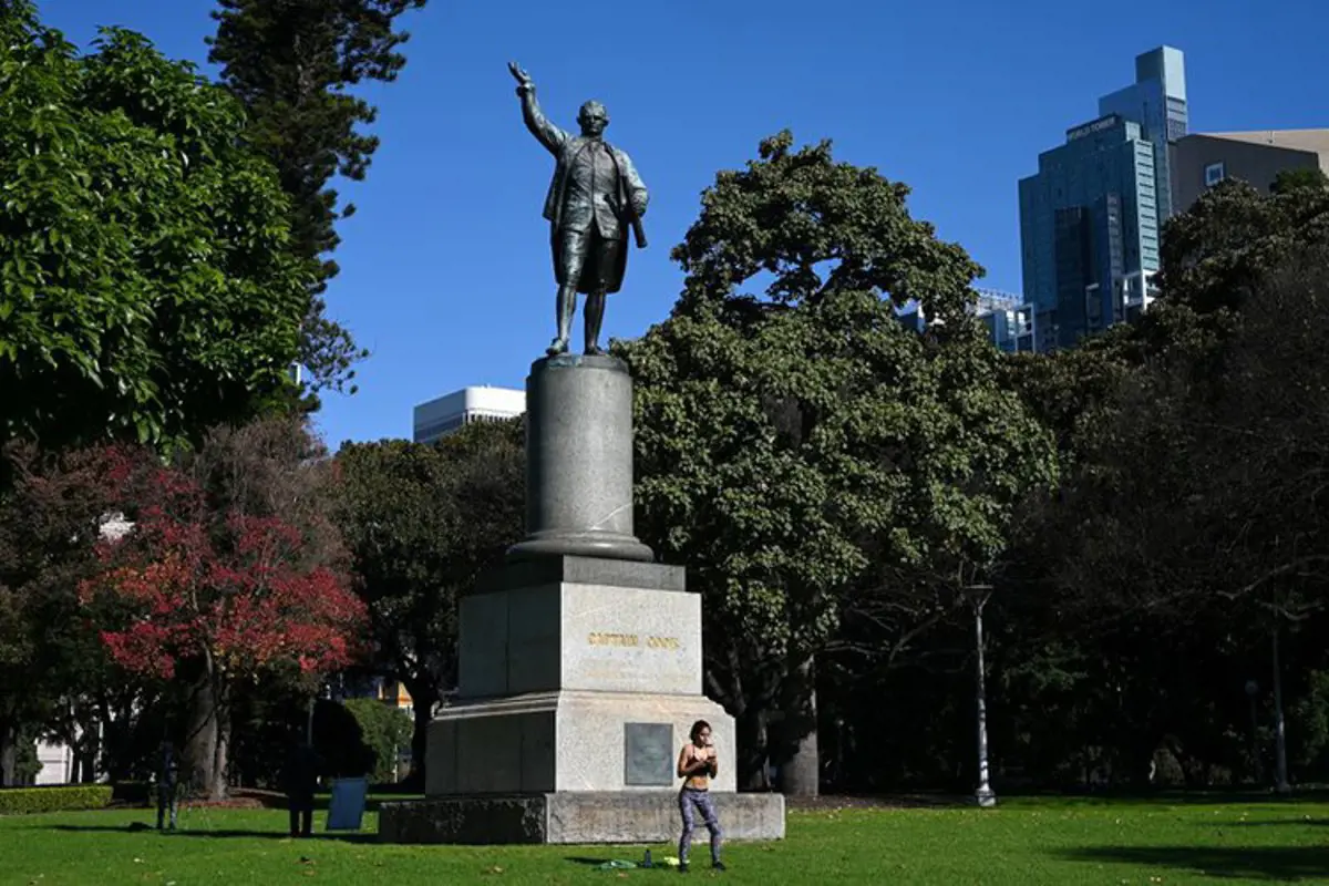 Ausztráliát is elérte az új módi: James Cook szobrát is megrongálták