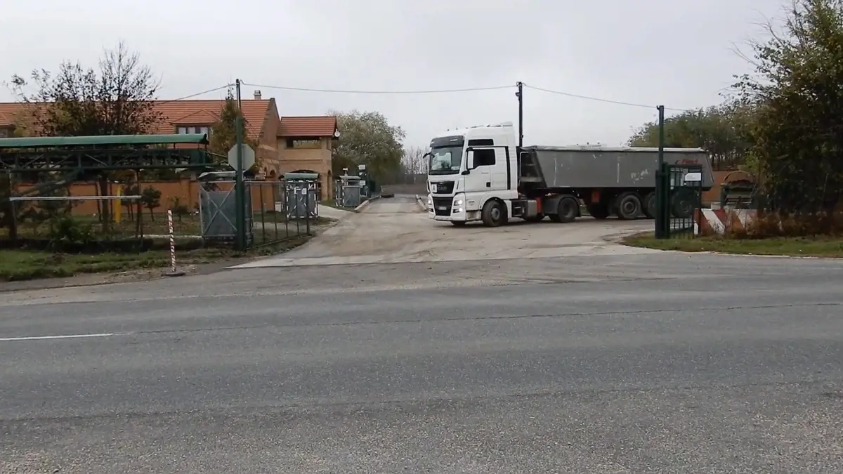 Videó: a választások után újra sorban hozzák horvát kamionok a szennyvíziszapot Székesfehérvárra