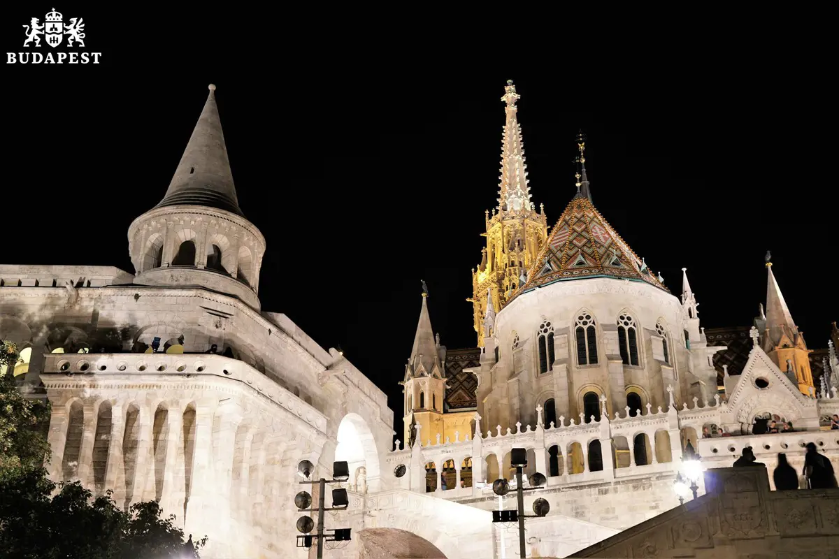 A Halászbástya fehér kivilágításával emlékezik Budapest a 2001-es terrortámadásra