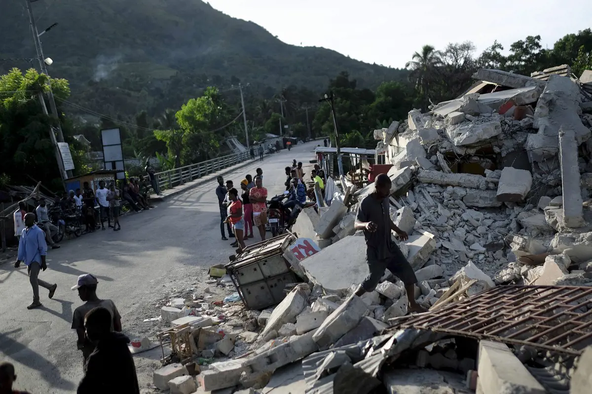 Közel 2500 halálos áldozata van eddig a haiti földrengésnek