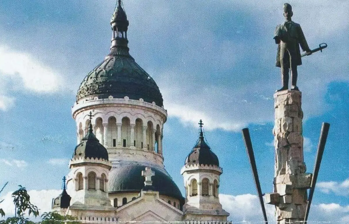 A MÁV román templommal és Avram Iancu-szoborral hirdet utazást a "romániai" Kolozsvárra