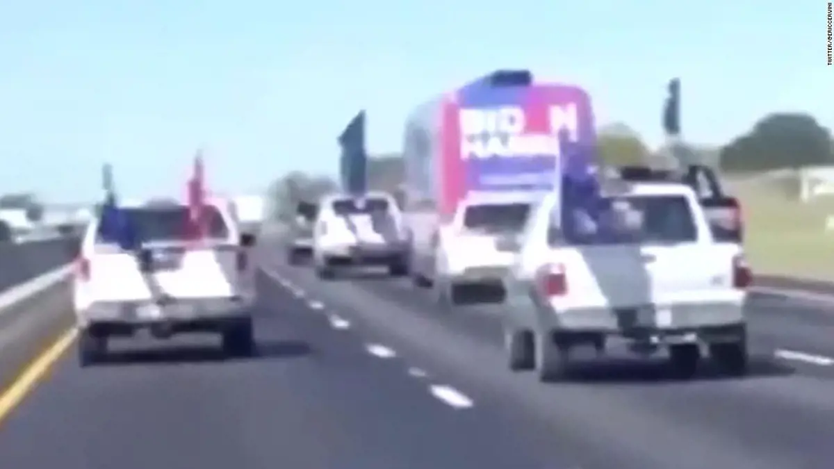 Trump támogatói terepjárókkal vették körbe Bidenék kampánybuszát, az elnöknek tetszett az akció
