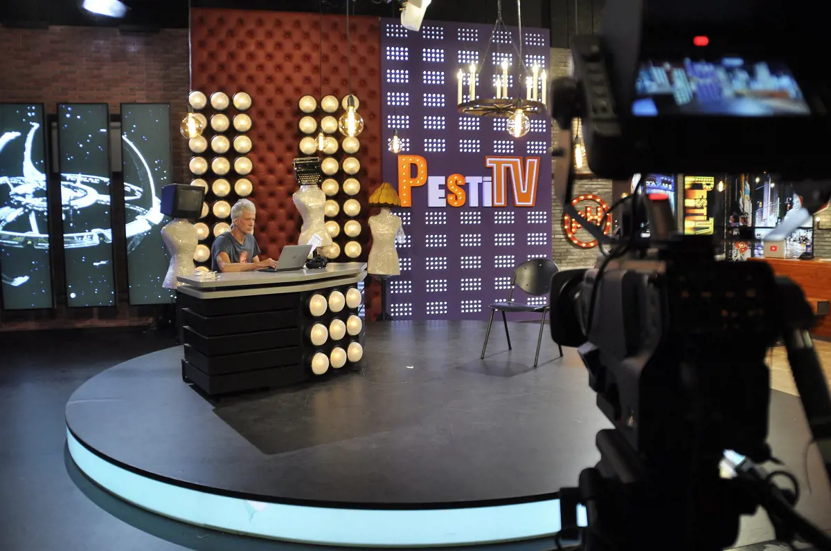 A Pesti TV tulajdonosa szerint sikerült tisztázni a félreértéseket, mindenki megnyugodhat, továbbra is megmaradnak