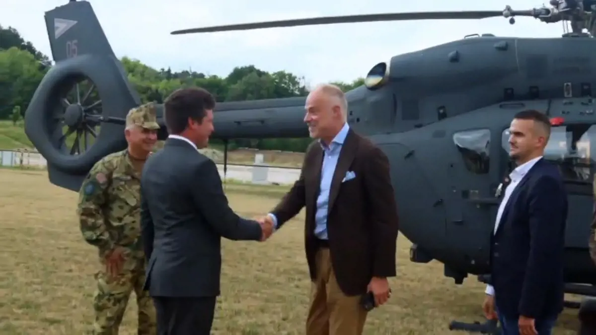 Az új honvédelmi miniszter helikopterrel ment megnézni a honvédségi lovakat