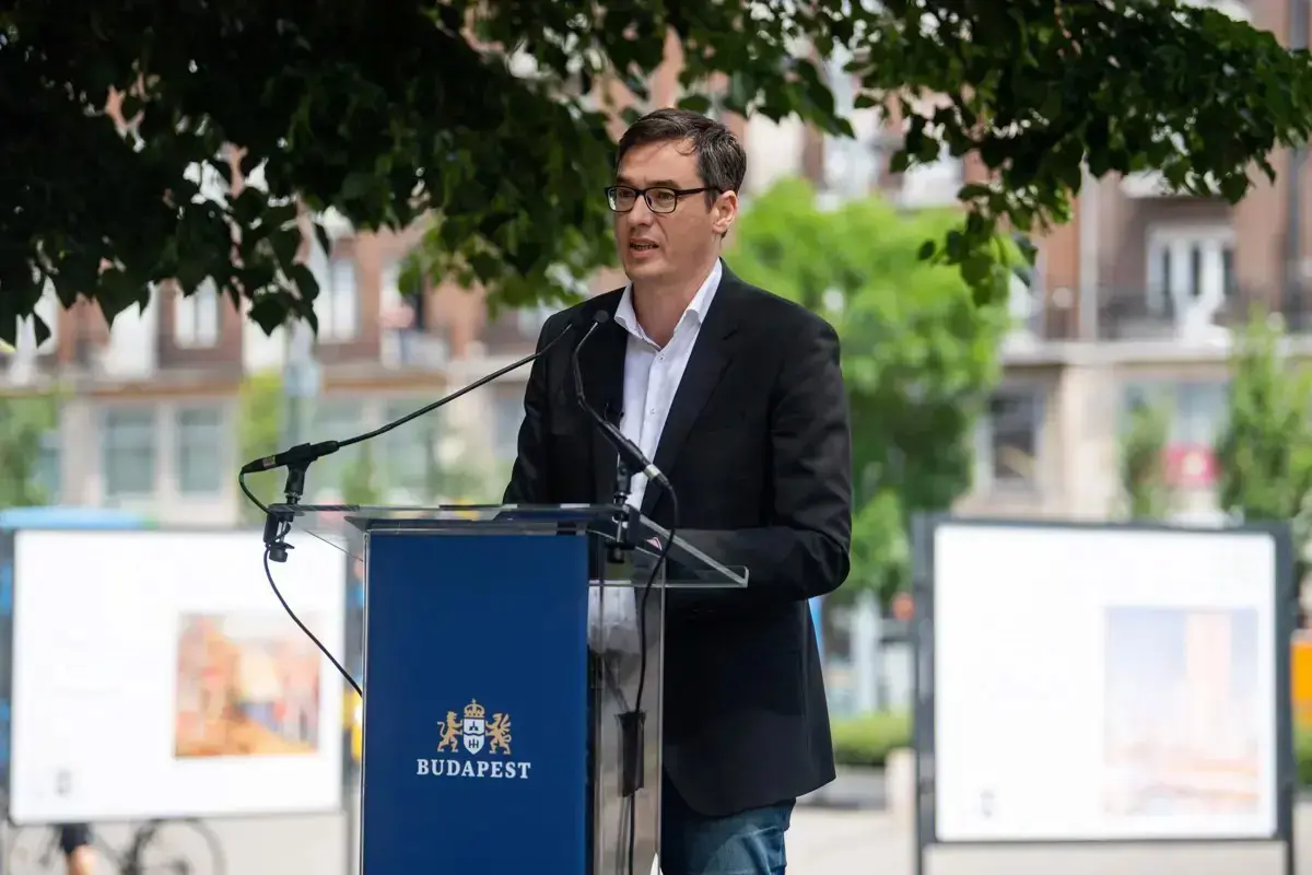 Budapest csődje, buszgarázs, Pride 2: színházi darab bontakozik ki a pártpolitikai csatatéren