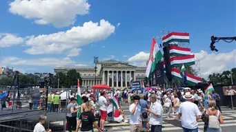 Rendőrök gyűrűjében, már egy órával a kezdés előtt gyülekeznek Magyar Péter tüntetésén