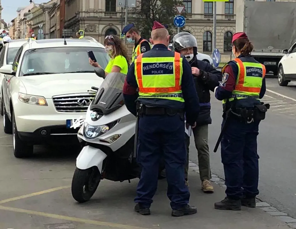 Rendőröket küldtek az Orbán ellen dudával tiltakozókra Budapesten