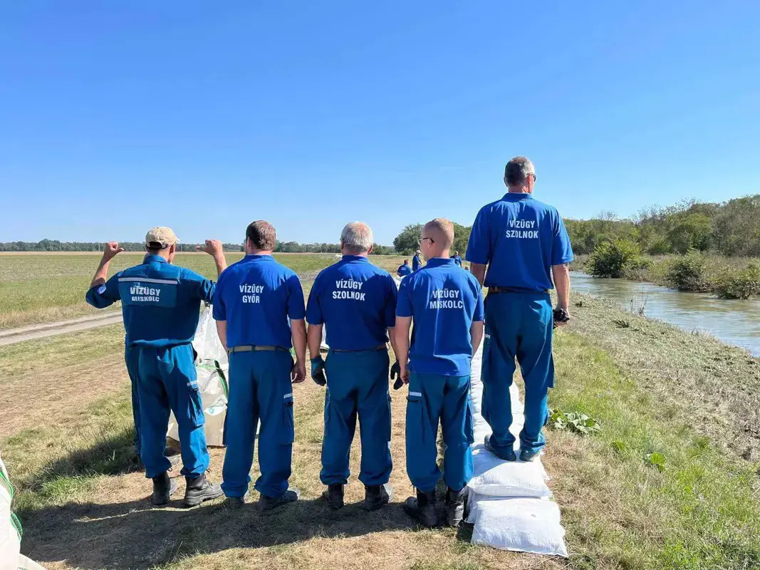 Jutalmat kapnak az árvízi hősök, de így is szégyenletes a bérük