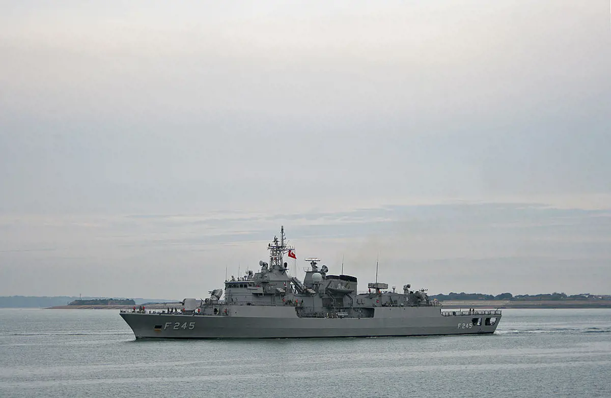 Hiába a fegyverembargó, páncélozott csapatszállítók érkeztek török hajókísérettel Líbiába
