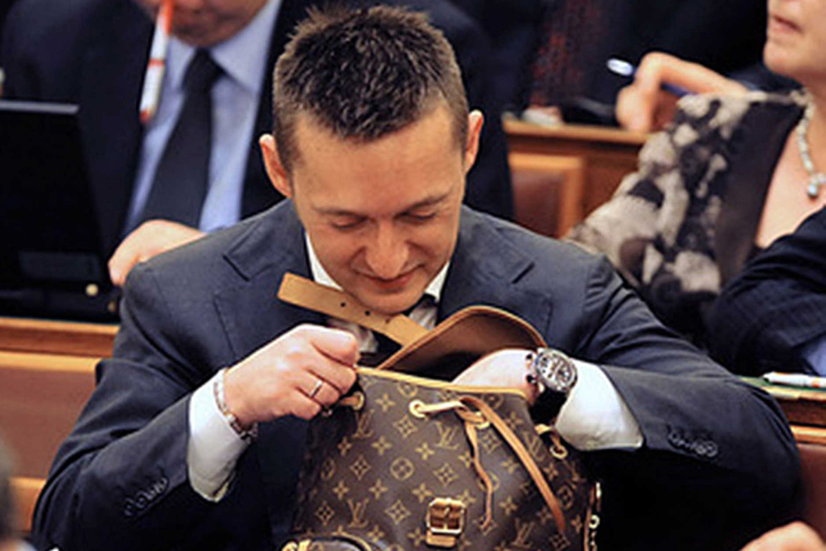 Míg Orbán Viktor Tusványoson beszélt, Rogán Antal és felesége Capri ...