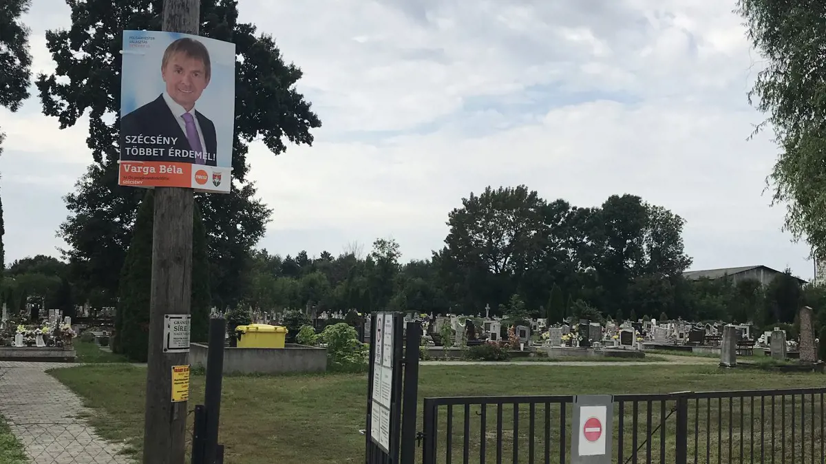 "Szécsény többet érdemel" - már a temetőkapuban is kampányol a Fidesz