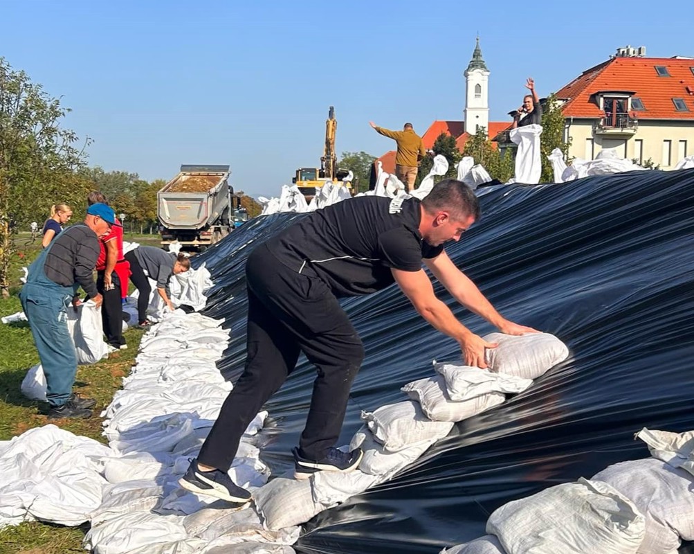 Szomorú: elhalasztják a kormánypártok kihelyezett frakcióülését az árvízi helyzet miatt
