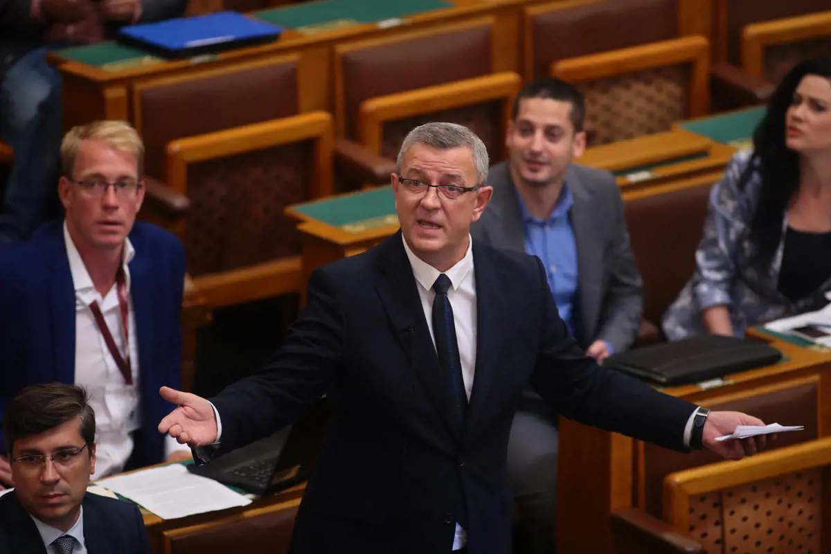 A Fidesz nem tudta elhallgattatni az Orbánt a parlamentben elszámoltatni akaró jobbikost