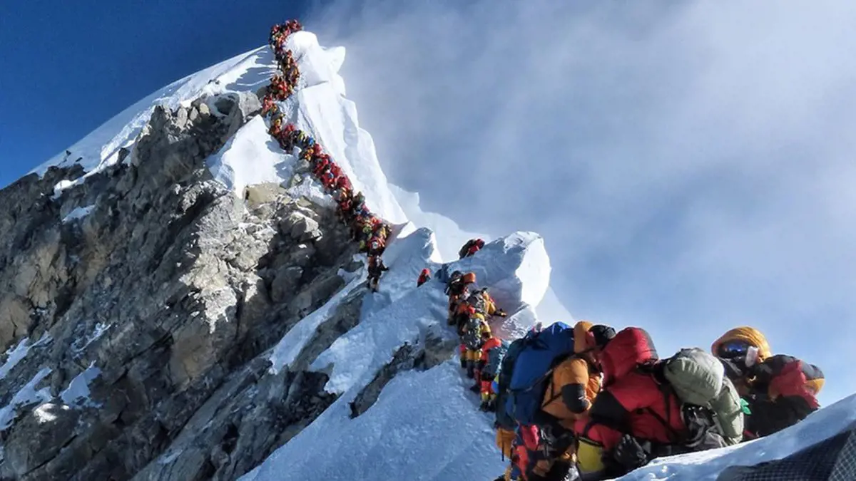 Túl sokan voltak a Mount Everesten, két mászó meghalt