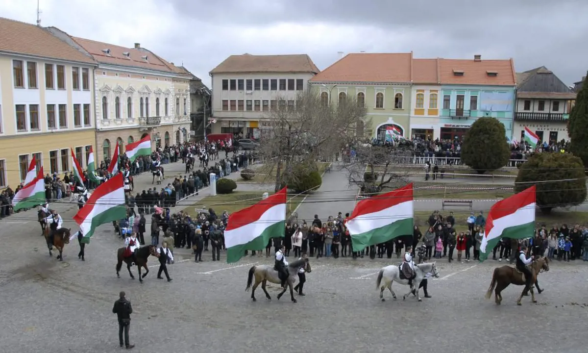 Tovább keménykedik a román állam: ezúttal a magyar zászlók miatt kell bűnhődnie a magyar polgármesternek