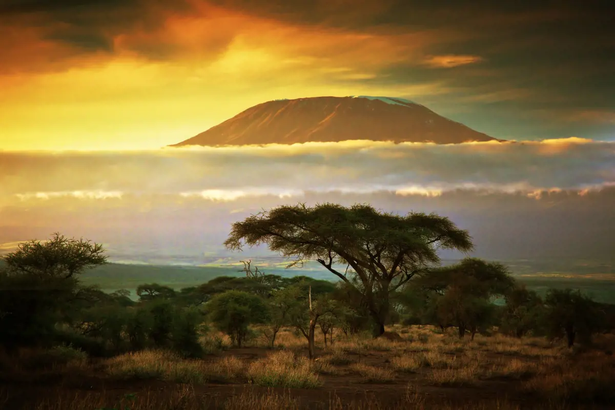 Tűz ütött ki Afrika legmagasabb hegyén, a tanzániai Kilimandzsárón, amelyet évente mintegy 50 ezer turista keres fel