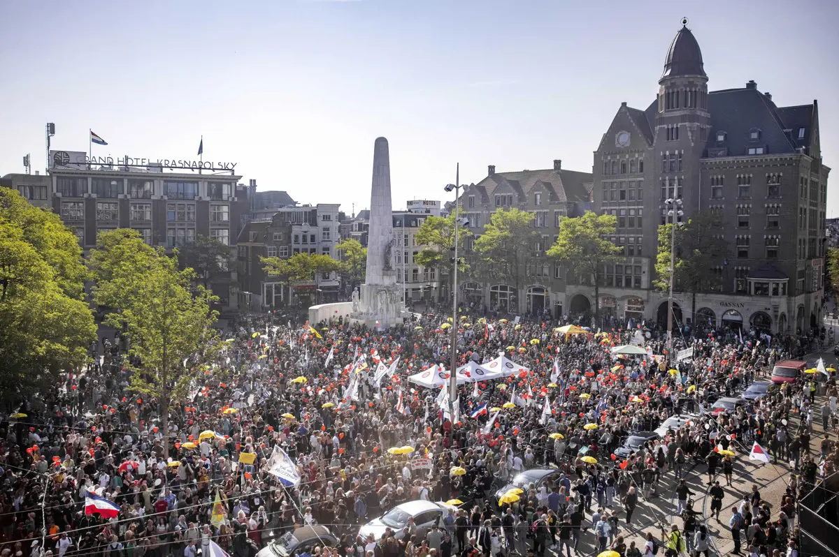 A korlátozások ellen tüntetőkre lőttek Hollandiában a rendőrök