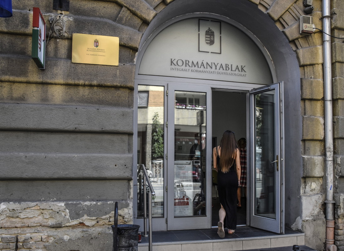 Rendkívüli nyitvatartás lesz a választás hétvégéjén a kormányablakokban